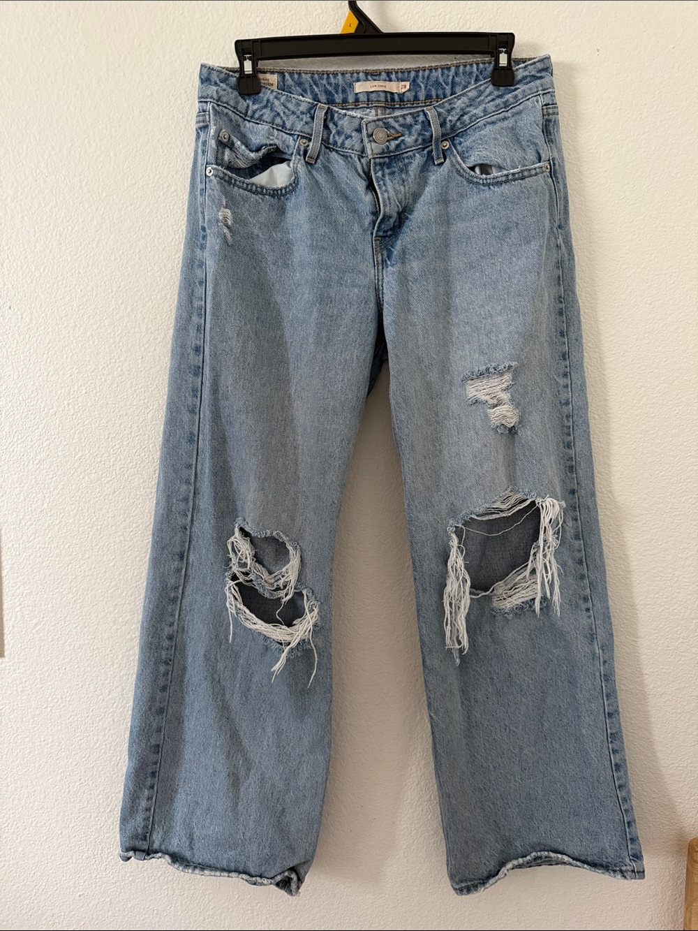 Levi’s Low Loose Light Wash Distressed Women’s Jeans Size 28